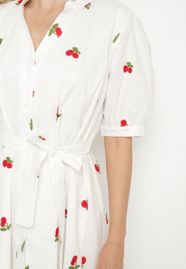 Born2be - Biała Bawełniana Sukienka Koszulowa Zdobiona Haftem w Wisienki Delarmira. Okazja: na co dzień. Typ kołnierza: dekolt w serek. Kolor: biały. Materiał: bawełna. Wzór: haft, aplikacja. Typ sukienki: koszulowe. Styl: casual, elegancki