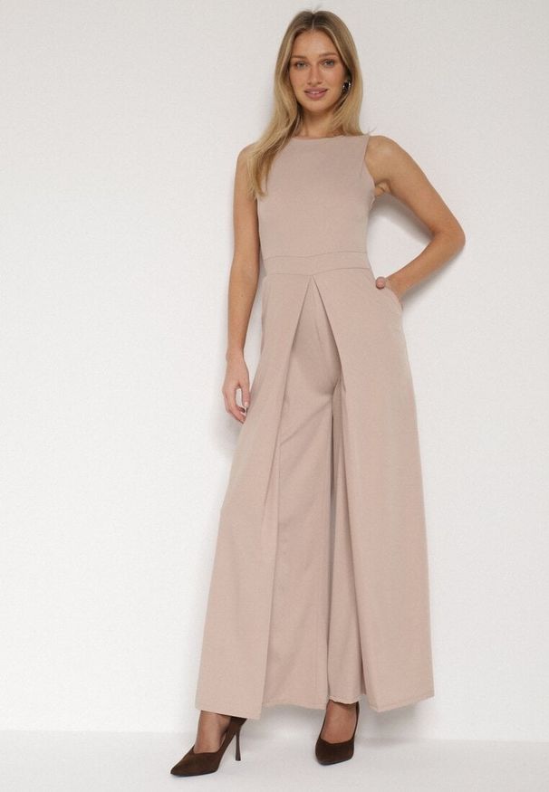 Born2be - Beżowy Elegancki Kombinezon z Ozdobnymi Zakładkami Zellysha. Okazja: na co dzień, na spotkanie biznesowe. Kolor: beżowy. Wzór: aplikacja. Styl: elegancki