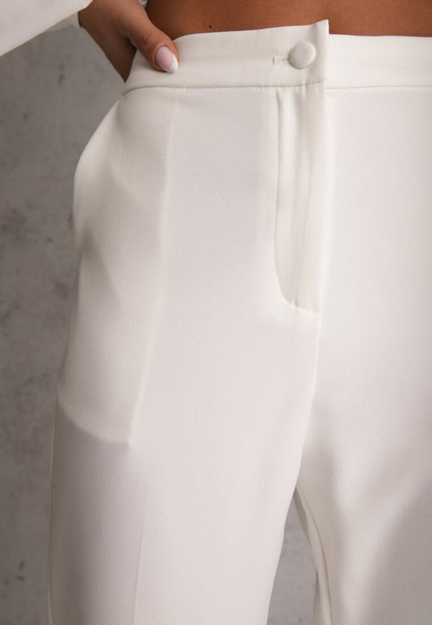 Renee - Białe Klasyczne Spodnie VICES Garniturowe High Waist Dimaia. Okazja: na komunię, na co dzień, na imprezę, do pracy, na spotkanie biznesowe. Stan: podwyższony. Kolor: biały. Styl: klasyczny