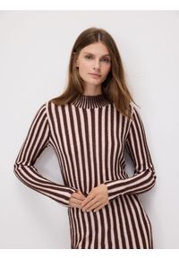 Reserved - Sweter w prążki - ciemnobrązowy. Kolor: brązowy. Materiał: dzianina. Wzór: prążki