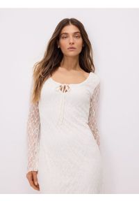 Reserved - Kreszowana sukienka mini - biały. Kolor: biały. Materiał: dzianina, koronka. Długość: mini #1