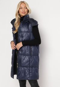 Born2be - Granatowa Kamizelka o Długim Pikowanym Fasonie z Odpinanym Kapturem Glonte. Okazja: na co dzień. Kolor: niebieski. Materiał: tkanina, materiał. Długość: długie. Styl: casual, klasyczny #2
