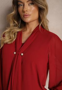 Renee - Bordowa Bluzka z Wiązaniem wokół Szyi i Plisowanym Rękawem Henokia. Kolor: czerwony. Styl: elegancki #3