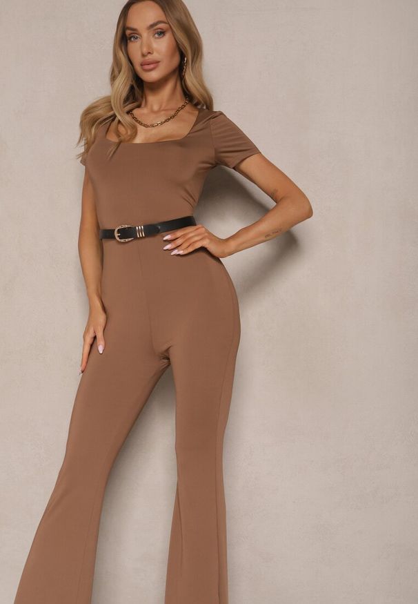 Renee - Brązowy Kombinezon z Wiskozą z Krótkim Rękawem i Nogawkami Flare Calhira. Okazja: na co dzień. Kolor: brązowy. Materiał: wiskoza. Długość rękawa: krótki rękaw. Długość: krótkie. Styl: casual, klasyczny