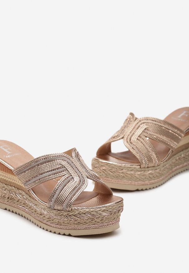 Renee - Szampańskie Klapki Boho na Plecionym Koturnie z Platformą i Dorobnymi Cyrkoniami Blattas. Kolor: złoty. Obcas: na koturnie. Styl: boho