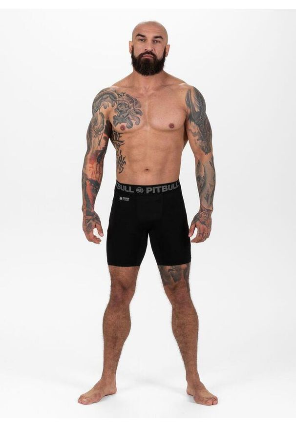 PITBULL - Spodenki męskie Pitbull kompresyjne Performance Pro Plus New Logo. Kolor: czarny. Długość: krótkie. Sezon: lato
