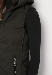 Born2be - Ciemnozielona Pikowana Kamizelka z Odpinanym Kapturem Mavalie. Kolor: zielony. Materiał: jeans. Wzór: aplikacja. Styl: elegancki #6