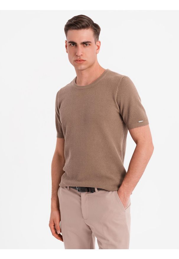 Ombre Clothing - Koszulka męska dzianinowa z delikatną drobną strukturą - jasnobrązowa V2 - Rozmiar: M. Okazja: na co dzień. Kolor: brązowy. Materiał: dzianina. Długość rękawa: krótki rękaw. Długość: krótkie. Wzór: ze splotem. Styl: wizytowy, casual, elegancki