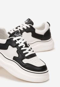Renee - Biało-Czarne Płaskie Sneakersy Sznurowane na Grubszej Podeszwie Evanadia. Kolor: biały #2
