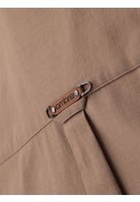Ombre Clothing - Koszula męska lniana z klasycznym kołnierzykiem i kieszeniami REGULAR FIT – jasnobrązowa V7 - Rozmiar: XXL. Okazja: na co dzień. Typ kołnierza: kołnierzyk klasyczny. Kolor: brązowy. Materiał: len. Długość: długie. Wzór: aplikacja. Sezon: wiosna, lato. Styl: klasyczny #6