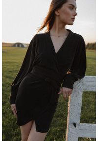 marsala-butik.pl - Elegancka sukienka na zakładkę w kolorze spranej czerni - SENTIMA-S. Okazja: na imprezę. Materiał: poliamid. Długość rękawa: długi rękaw. Styl: elegancki. Długość: mini