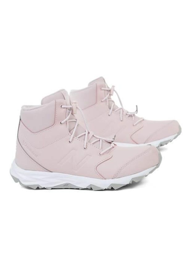 Buty trekkingowe dla dzieci New Balance 800. Wysokość cholewki: za kostkę. Zapięcie: sznurówki. Kolor: wielokolorowy, różowy. Materiał: tkanina, materiał, skóra, syntetyk. Szerokość cholewki: normalna