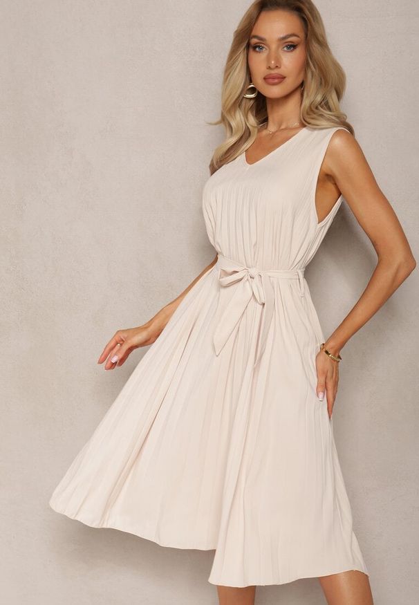 Renee - Beżowa Plisowana Sukienka Midi z Plisami na Dole i Paskiem w Talii Wrensilva. Kolor: beżowy. Materiał: materiał. Styl: elegancki. Długość: midi