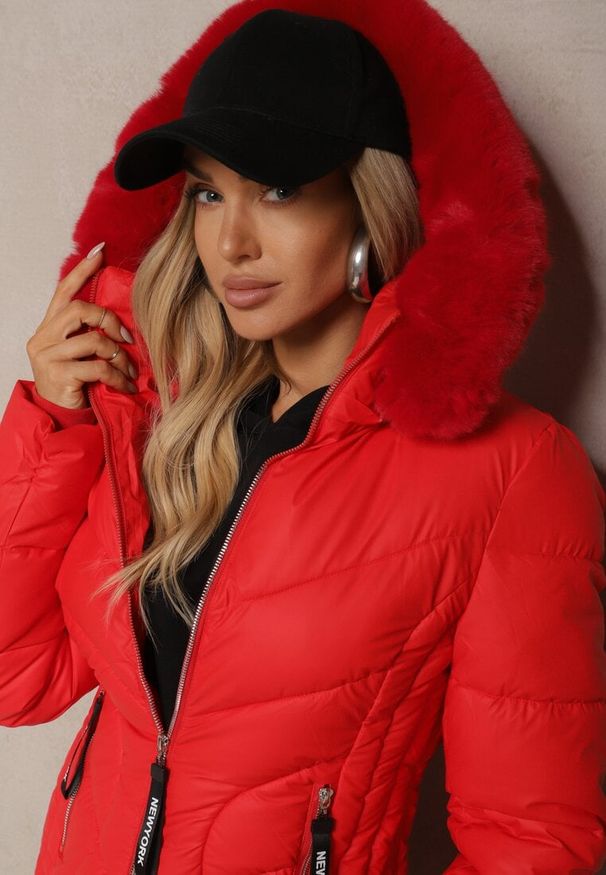 Renee - Czerwona Pikowana Kurtka o Taliowanym Kroju z Futrzanym Kapturem i Ozdobnymi Suwakami Ventinia. Okazja: na co dzień. Kolor: czerwony. Materiał: futro. Styl: elegancki, casual