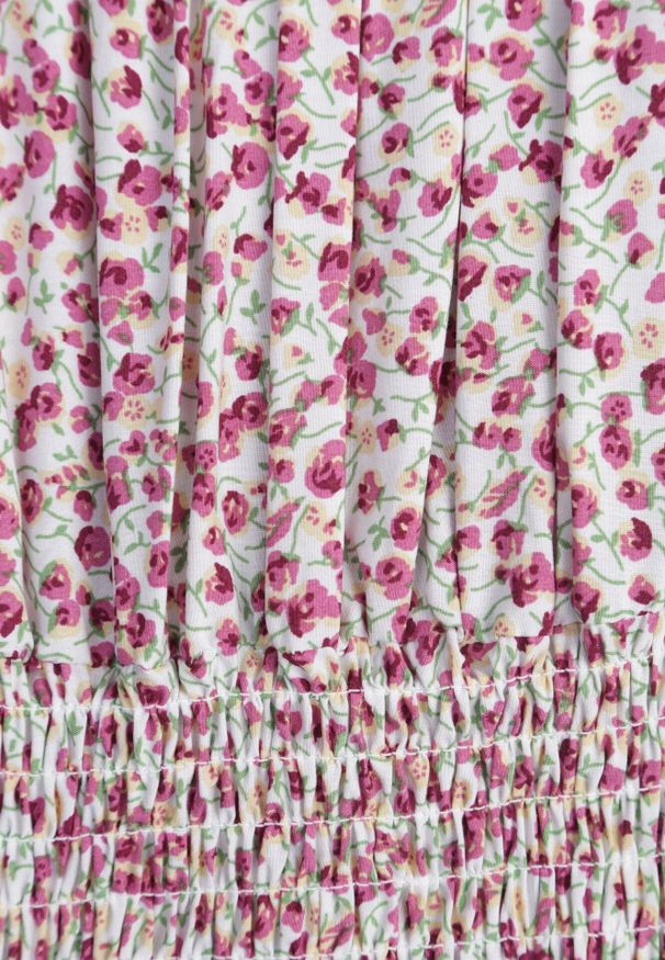 Born2be - Biało-Czerwona Sukienka Hiszpanka z Bawełny z Gumką w Pasie Viliana. Okazja: na co dzień, na spacer. Typ kołnierza: dekolt hiszpanka. Kolor: czerwony. Materiał: bawełna. Długość rękawa: krótki rękaw. Sezon: lato. Styl: elegancki, casual