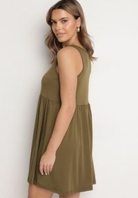 Born2be - Ciemnozielona Sukienka o Rozkloszowanym Kroju na Szerokich Ramiączkach z Guzikami Jenovira. Okazja: na co dzień. Kolor: zielony. Długość rękawa: na ramiączkach. Styl: casual #5