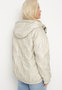 Born2be - Beżowa Kurtka Pikowana z Kapturem i Kieszeniami o Pudełkowym Kroju Eravinna. Okazja: na spacer. Typ kołnierza: kaptur. Kolekcja: plus size. Kolor: beżowy. Długość rękawa: długi rękaw. Długość: długie. Wzór: aplikacja #6