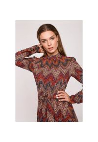 Stylove - Długa sukienka BOHO z falbankami i długim rękawem czerwona. Okazja: do pracy, na imprezę. Typ kołnierza: kołnierz z falbankami. Kolor: czerwony. Długość rękawa: długi rękaw. Styl: boho. Długość: maxi #2