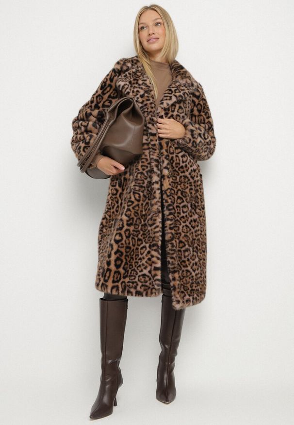Born2be - Brązowy Płaszcz w Panterkę Futerko Ozdobiony Paskiem Delmarea. Okazja: na co dzień. Kolor: brązowy. Materiał: futro. Wzór: aplikacja, motyw zwierzęcy. Sezon: zima, jesień. Styl: klasyczny, casual, elegancki