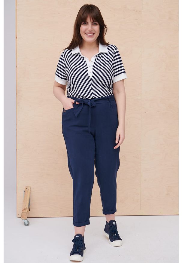 blue shadow - Spodnie Damskie Santana 2 Plus Size Granatowy. Okazja: na co dzień. Kolekcja: plus size. Kolor: niebieski. Materiał: poliester, zamsz, skóra, wiskoza, tkanina. Sezon: wiosna, lato. Styl: elegancki, sportowy, casual