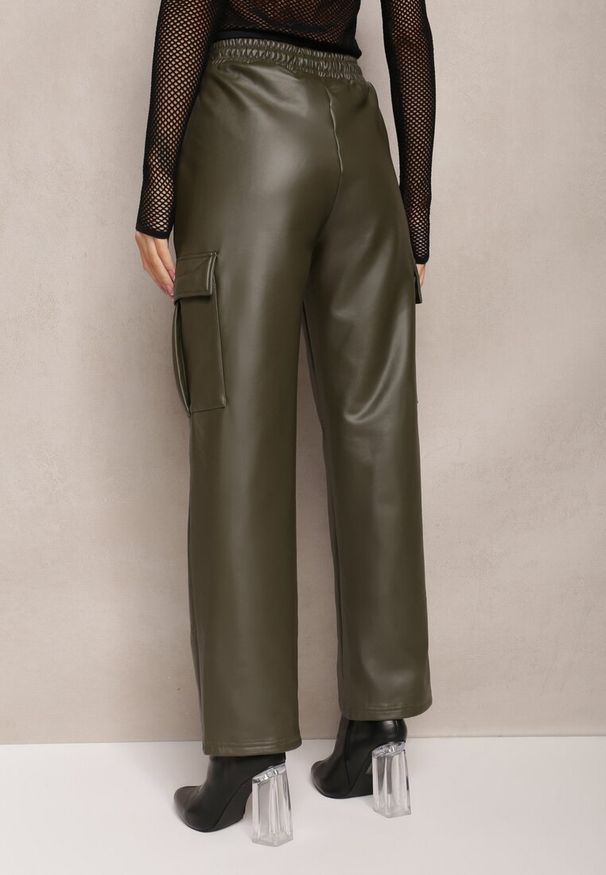 Renee - Ciemnozielone Szerokie Spodnie High Waist Ocieplone w Stylu Cargo z Gumką w Pasie i Kieszeniami na Klapy Vilencja. Stan: podwyższony. Kolor: zielony