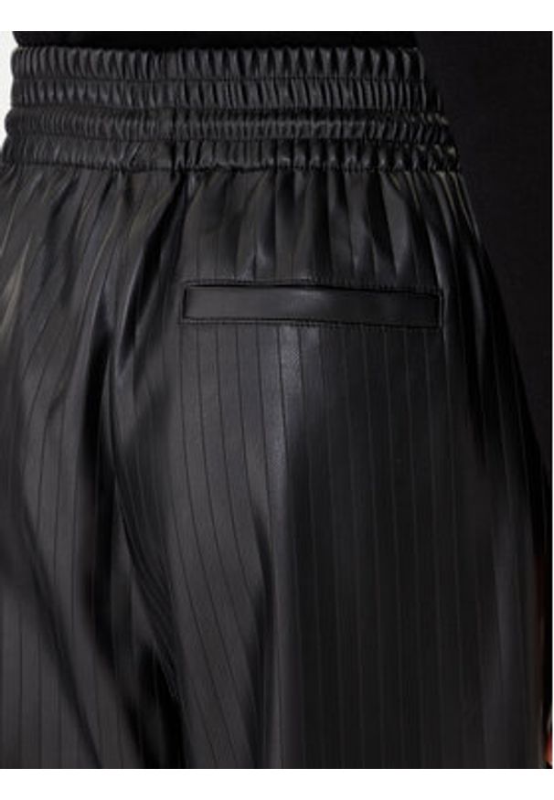 BOSS Spodnie z imitacji skóry Talpina 50548123 Czarny Relaxed Fit. Kolor: czarny. Materiał: skóra