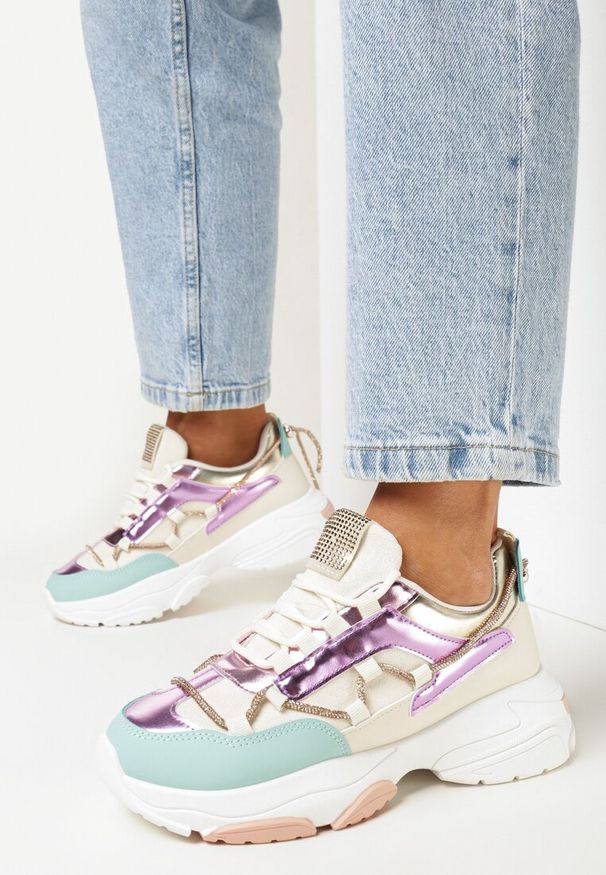 Born2be - Beżowo-Fioletowe Sneakersy z Dekoracyjnym Sznurkiem z Cyrkoniami Katalynne. Okazja: na co dzień. Nosek buta: okrągły. Zapięcie: sznurówki. Kolor: beżowy. Wzór: aplikacja. Materiał: materiał, jeans. Sezon: jesień, wiosna. Obcas: na obcasie. Wysokość obcasa: niski