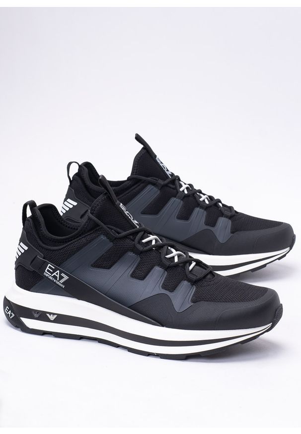 Sneakersy męskie czarne EA7 Emporio Armani X8X088 XK233 A120. Okazja: na co dzień, na spacer, do pracy. Kolor: czarny. Sport: turystyka piesza