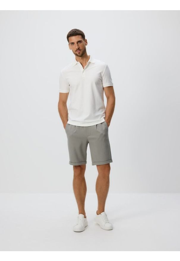 Reserved - Szorty regular fit - jasnozielony. Kolor: zielony. Materiał: bawełna, dzianina
