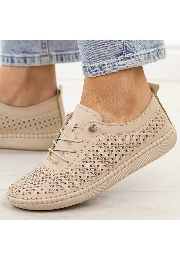 Beżowe ażurowane skórzane półbuty damskie T.Sokolski 2023-1. Okazja: na co dzień. Nosek buta: okrągły. Kolor: beżowy. Materiał: skóra. Szerokość cholewki: normalna. Sezon: wiosna, jesień, lato. Styl: casual, klasyczny