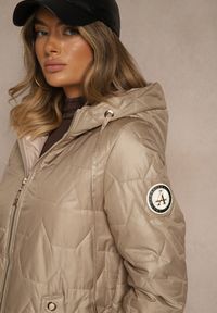 Renee - Ciemnobeżowa Casualowa Kurtka z Kapturem i Pikowanymi Przeszyciami Emmize. Okazja: na co dzień. Typ kołnierza: kaptur. Kolor: beżowy. Materiał: jeans. Styl: casual #4