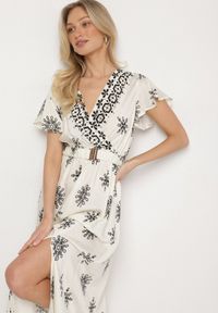 Born2be - Jasnobeżowa Sukienka w Ornamentalny Wzór z Elastycznym Paskiem Tosvanna. Okazja: na co dzień. Kolor: beżowy. Długość rękawa: krótki rękaw. Wzór: aplikacja. Typ sukienki: kopertowe, proste. Styl: klasyczny, casual, elegancki #3