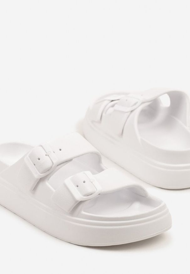 Born2be - Białe Klapki z Ozdobnymi Klamrami Rettiana. Okazja: na co dzień. Kolor: biały. Obcas: na płaskiej podeszwie. Styl: casual, elegancki