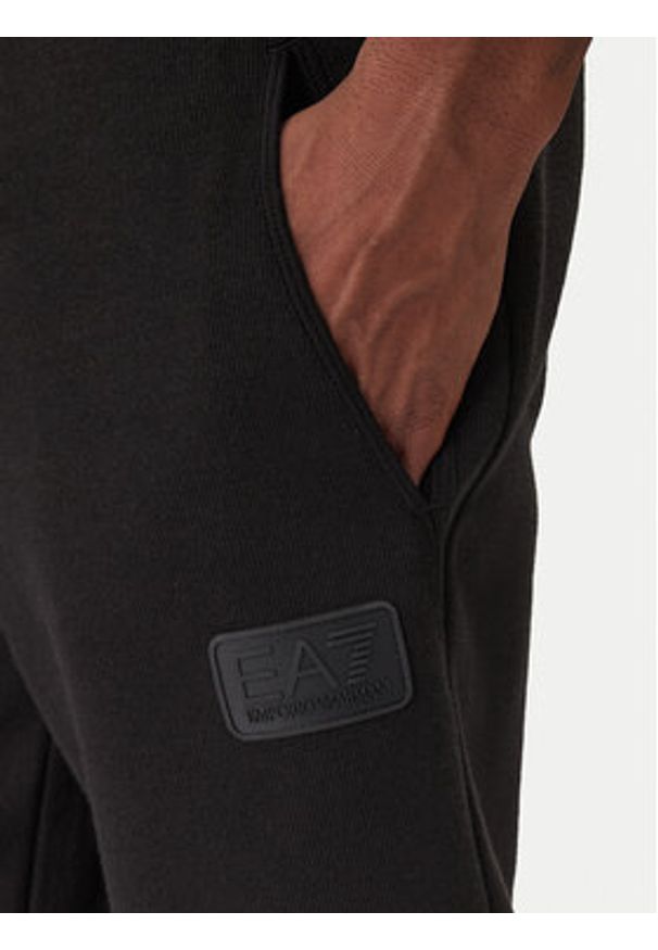 EA7 Emporio Armani Spodnie dresowe 7M001367 AF22262 UC001 Czarny Regular Fit. Kolor: czarny. Materiał: bawełna