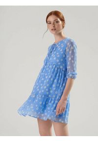 Sinsay - Sukienka mini w kwiaty - błękitny. Kolor: niebieski. Materiał: tkanina. Wzór: kwiaty. Długość: mini