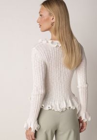 Born2be - Biała Prążkowana Bluzka z Wiskozą Ozdobiona Falbanami Pronasia. Okazja: na co dzień. Kolor: biały. Materiał: prążkowany, wiskoza. Wzór: aplikacja. Styl: casual, elegancki, klasyczny #2