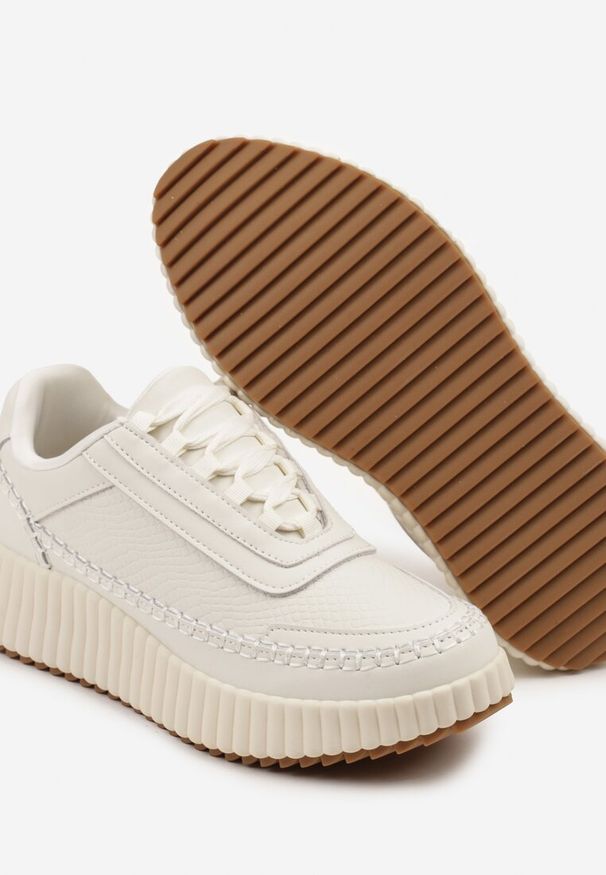 Renee - Białe Przeszywane Sneakersy ze Skóry Naturalnej na Platformie z Tłoczeniami Sorivan. Okazja: na co dzień. Kolor: biały. Materiał: skóra. Szerokość cholewki: normalna. Obcas: na platformie