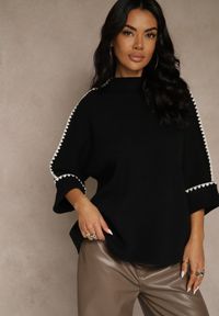 Renee - Czarny Sweter Ozdobiony Lamówką na Rękawach Tusenna. Okazja: na co dzień. Kolor: czarny. Materiał: jeans. Wzór: aplikacja. Styl: casual, elegancki, wizytowy #1