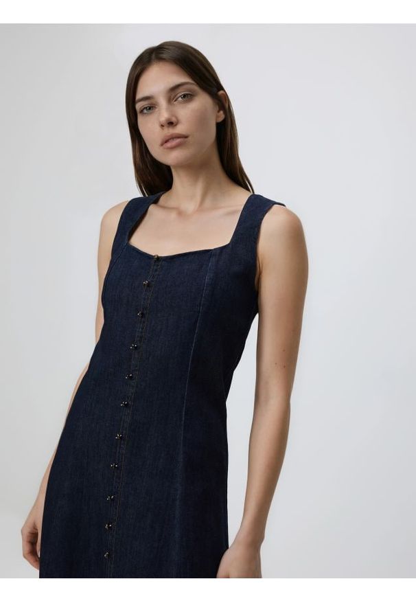 Reserved - Jeansowa sukienka midi - granatowy. Kolor: niebieski. Materiał: jeans. Długość: midi