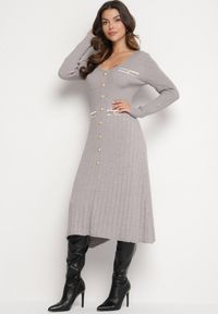 Born2be - Szara Sweterkowa Sukienka z Wiskozą Ozdobiona Guzikami i Imitacją Kieszeni Izamines. Okazja: na co dzień. Kolor: szary. Materiał: wiskoza. Wzór: aplikacja. Typ sukienki: dopasowane, proste. Styl: klasyczny, casual, elegancki #5