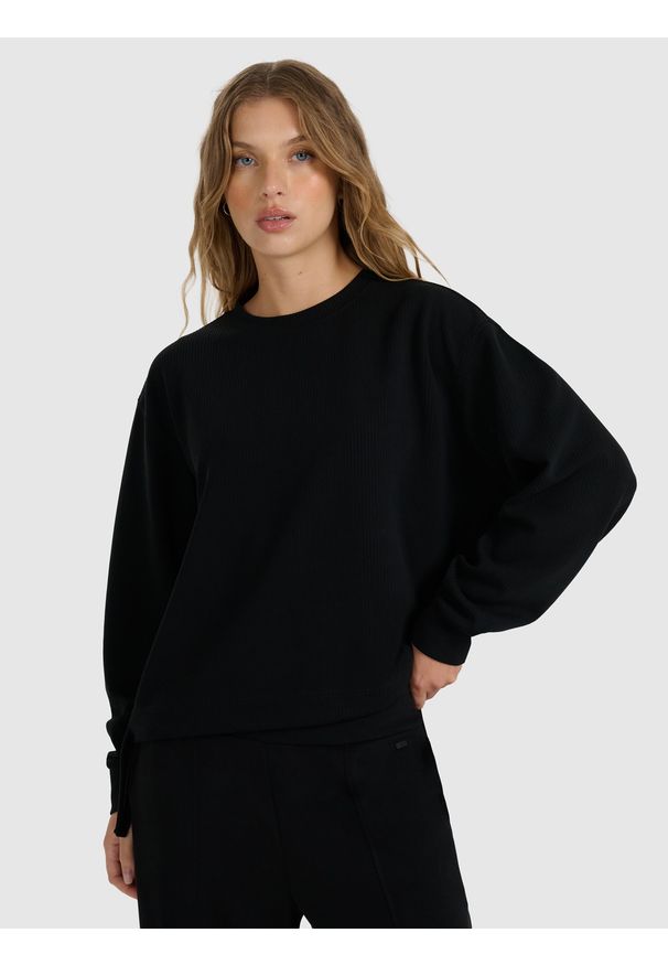 4f - 4F Bluza dresowa nierozpinana z modalem damska - czarna XS. Okazja: na co dzień. Typ kołnierza: bez kaptura. Kolor: czarny. Materiał: dresówka. Wzór: gładki, ze splotem. Styl: klasyczny, sportowy, casual. Sport: fitness