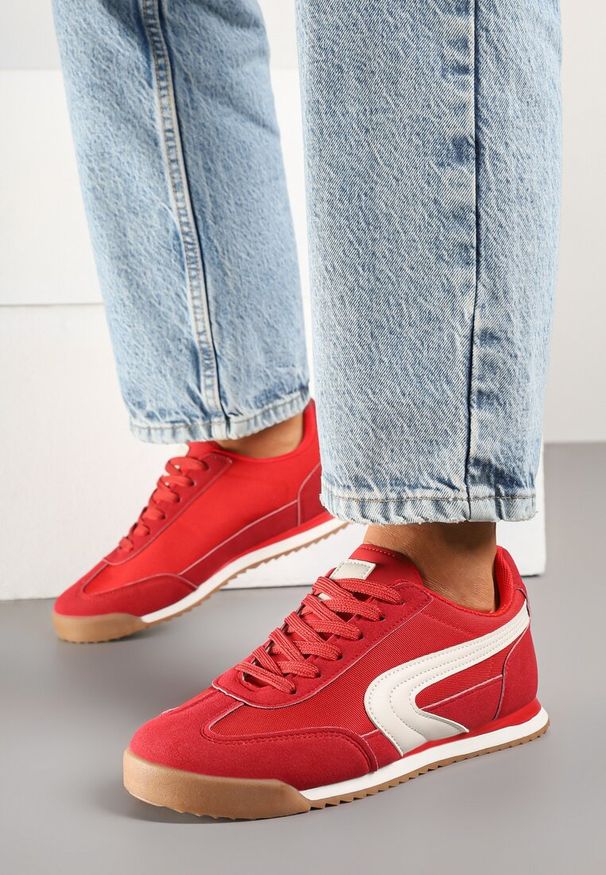 Renee - Czerwone Basicowe Sneakersy Ellimira. Okazja: na co dzień. Kolor: czerwony. Materiał: jeans