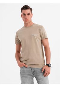 Ombre Clothing - Bawełniana koszulka z nadrukiem na klatce i plecach - ciemnobeżowa V2 - Rozmiar: XL. Okazja: na co dzień. Kolor: beżowy. Materiał: bawełna. Wzór: nadruk. Styl: vintage, casual, klasyczny #6