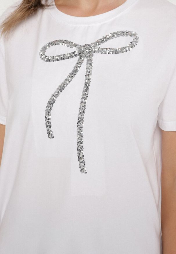 Born2be - Biały T-shirt Oversize z Bawełny Zdobiony Kokardą z Cekinów Tenesela. Okazja: na co dzień. Typ kołnierza: kokarda. Kolor: biały. Materiał: bawełna. Wzór: aplikacja. Styl: casual