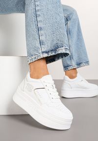 Renee - Biało-Złote Sneakersy Vices na Platformie Ozdobione Metalicznymi Aplikacjami Nelanil. Okazja: na spotkanie biznesowe, do pracy, na co dzień. Kolor: biały. Materiał: jeans. Wzór: aplikacja. Obcas: na platformie. Wysokość obcasa: średni