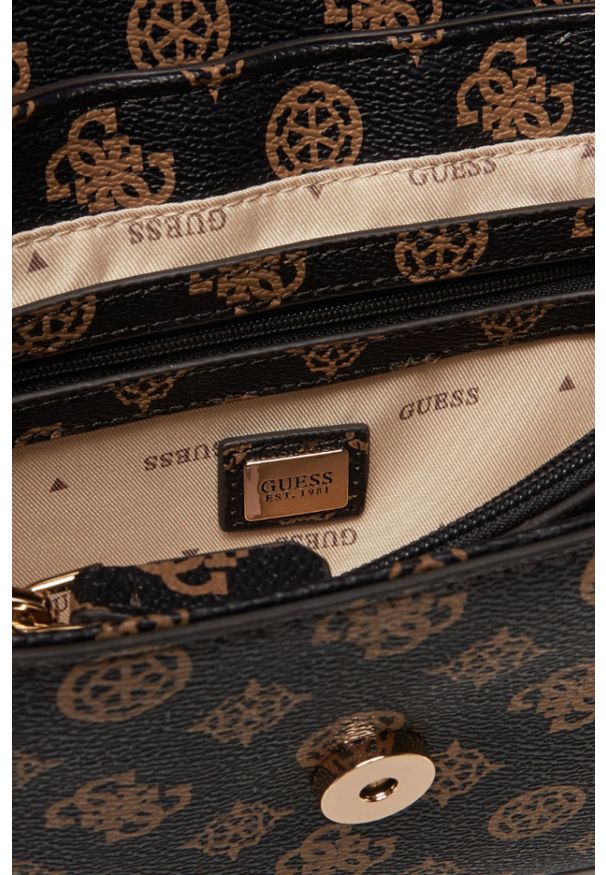 Guess - GUESS Brązowa kopertówka damska Calista. Kolor: brązowy. Materiał: skórzane