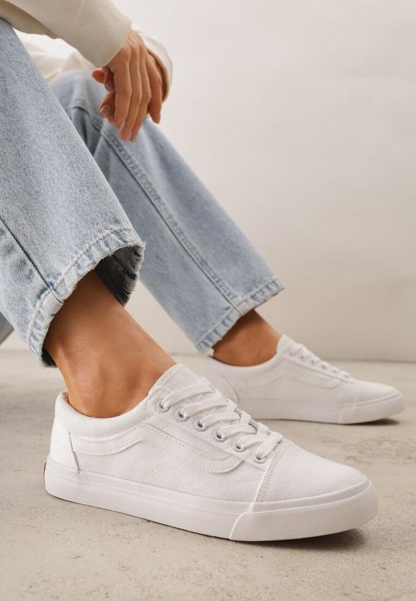 Renee - Wiązane Białe Tenisówki Trampki z Niską Cholewką Ozdobione Geometrycznym Wzorem Wioressa. Wysokość cholewki: przed kostkę. Kolor: biały. Materiał: jeans. Szerokość cholewki: normalna. Wzór: geometria, aplikacja. Styl: sportowy