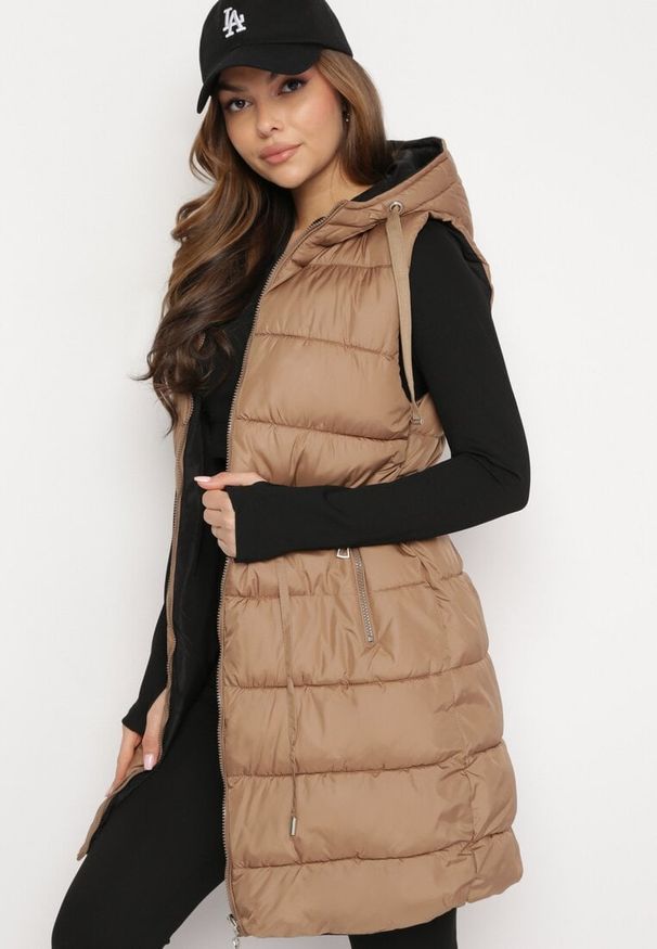 Born2be - Ciemnobeżowa Długa Kamizelka Dwustronna Zapinana na Suwak z Pikowaniem i Troczkiem w Pasie Heddemia. Kolor: beżowy. Długość: długie. Wzór: gładki