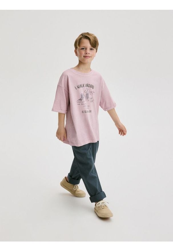 Reserved - T-shirt oversize z nadrukiem - fioletowy. Kolor: fioletowy. Materiał: bawełna, dzianina. Wzór: nadruk