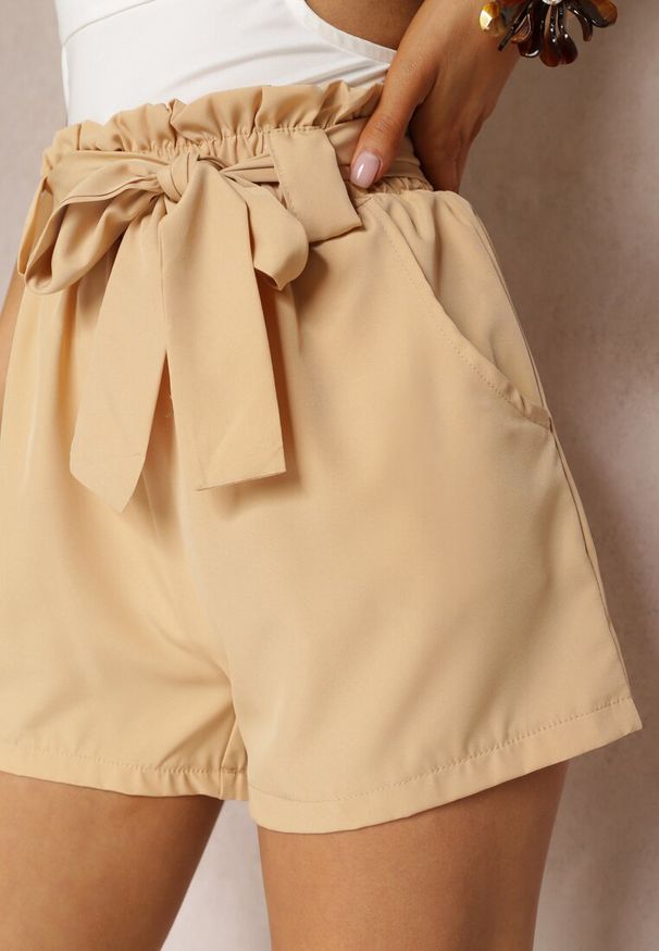 Renee - Beżowe Szorty High Waist z Materiałowym Paskiem i Kieszeniami Leonitte. Stan: podwyższony. Kolor: beżowy. Materiał: materiał. Wzór: gładki